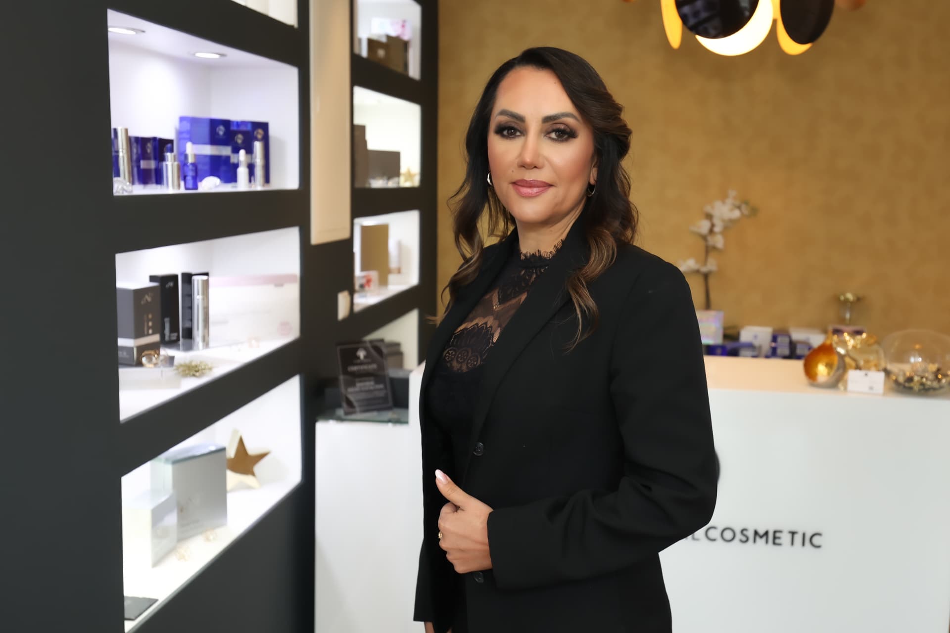 Baharak Joust am Empfang von JOUST Medical Cosmetic